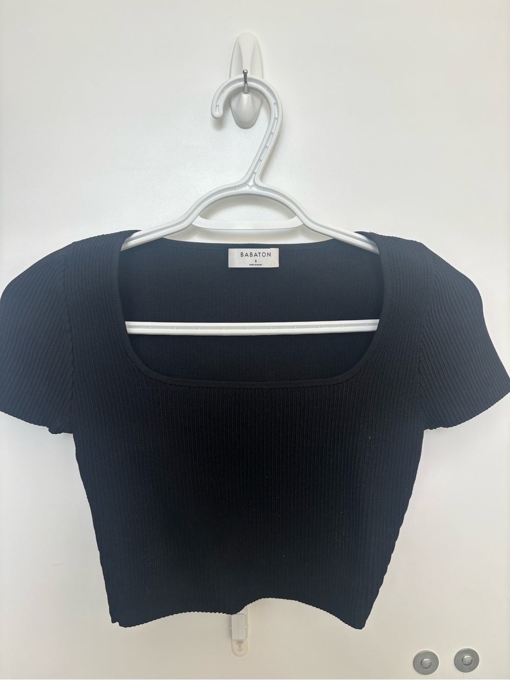 Babaton Black Ribbed Square Neck Short-Sleeve Crop Top